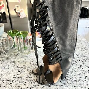 𝐼𝑉𝑌 𝐾． 𝐿𝑒𝑎𝑡ℎ𝑒𝑟 𝐿𝑎𝑐𝑒 𝑈𝑝 𝐾𝑛𝑒𝑒 𝑃𝑒𝑒𝑝 𝑇𝑜𝑒 𝐵𝑜𝑜𝑡𝑠